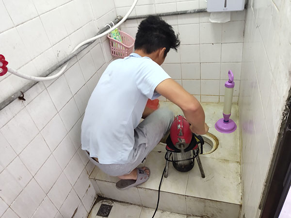 乌兰肥皂掉到马桶里把马桶堵住了怎么办？马桶堵住了怎么办